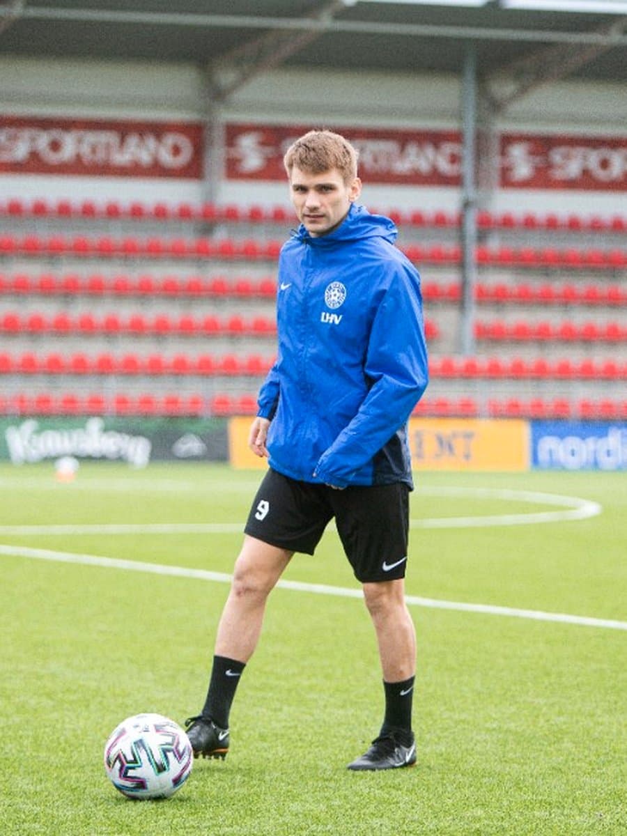 Pavel on the training pitch with the ball